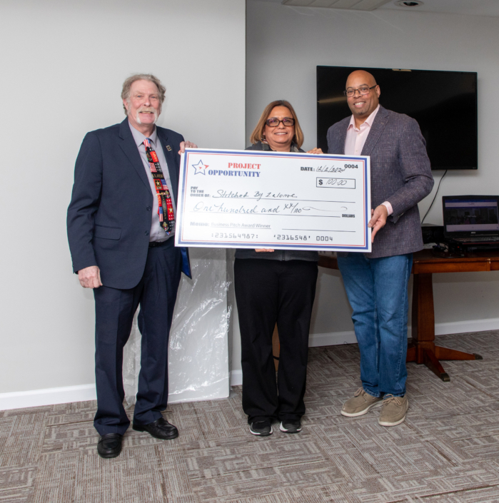 Zoila Pachero Lopex Business Pitch Award Check Presentation